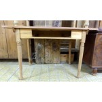 Tisch mit Schublade